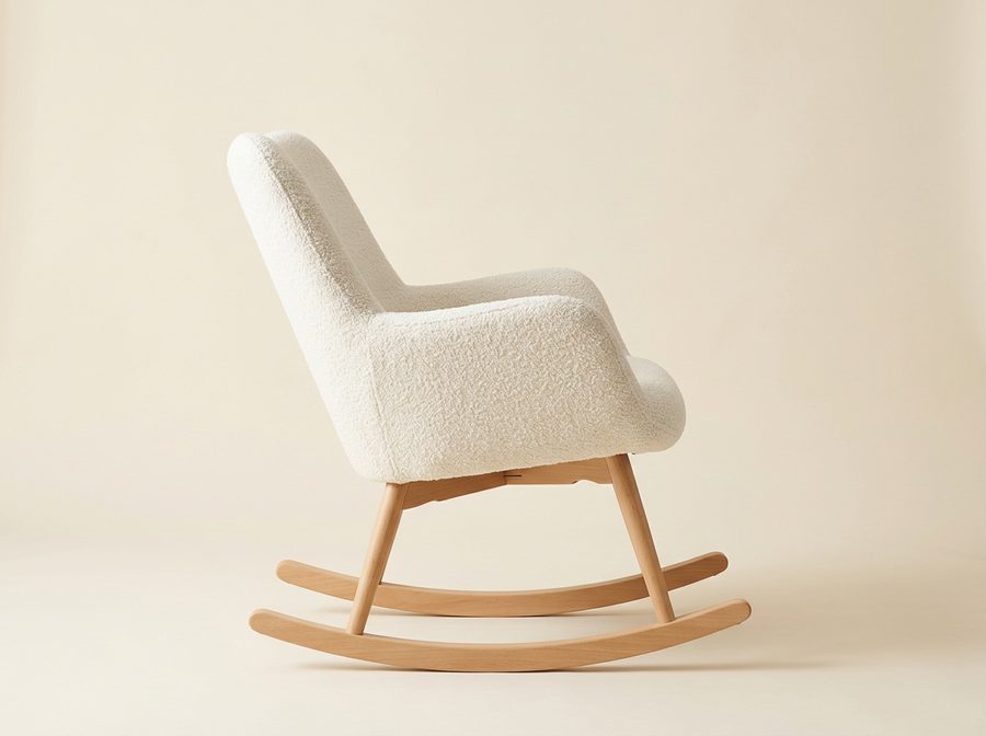 Rocking-chair à coque en tissu bouclette écru sur patins courbes en hêtre