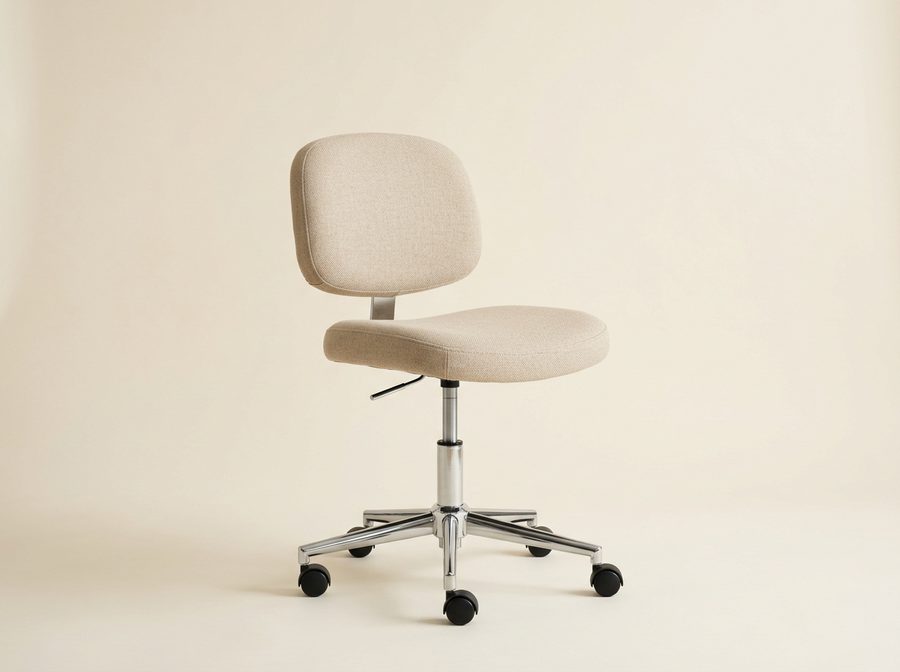 Chaise de bureau simple en tissu beige, sans accoudoirs, colonne chromée et piètement à cinq roulettes