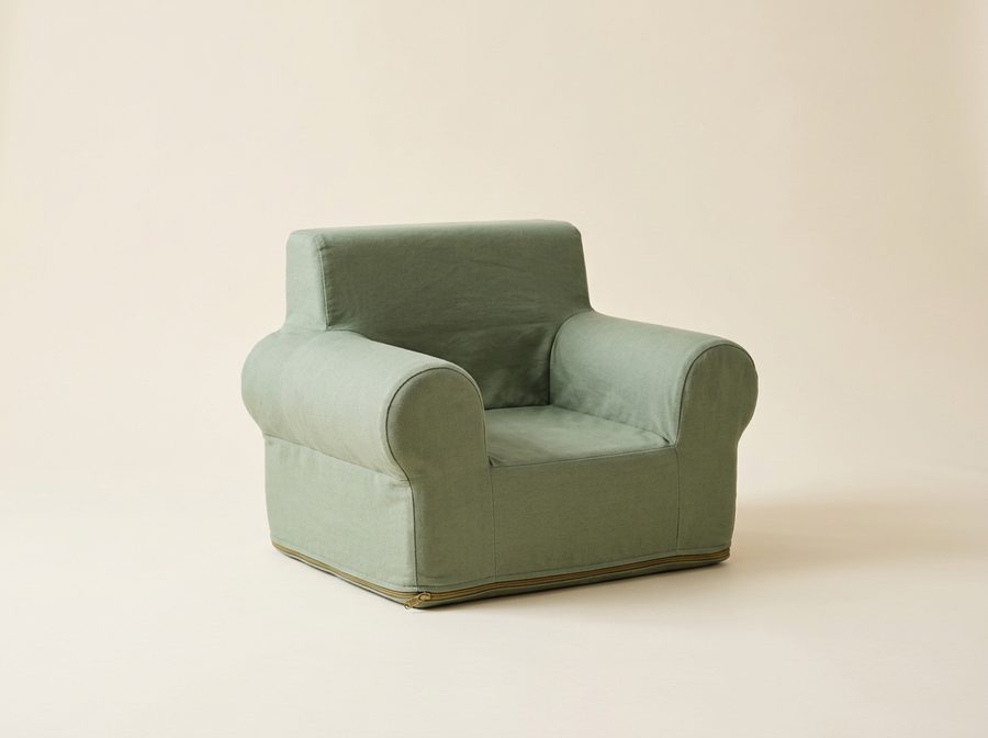 Petit fauteuil d’enfant tout en mousse, trapu et sans pieds, housse vert sauge à fermeture éclair