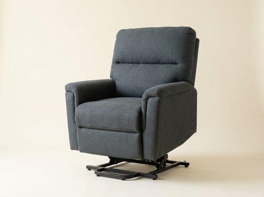 Fauteuil releveur en tissu gris ardoise à larges accoudoirs, légèrement soulevé sur son châssis en acier